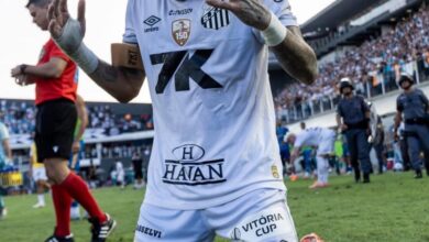 Injured Neymar leads Santos in emotional relegation escape